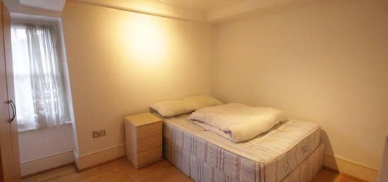 Flat to rent in Upper Berkeley Street, London W1H