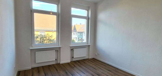 *Geräumige 2,5-Raumwohnung sucht Sie* + frisch renoviert + neuer Laminatboden + Balkon + EBK-Option!