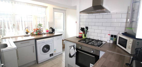 Flat to rent in Derby Road, Lenton, Nottingham NG7