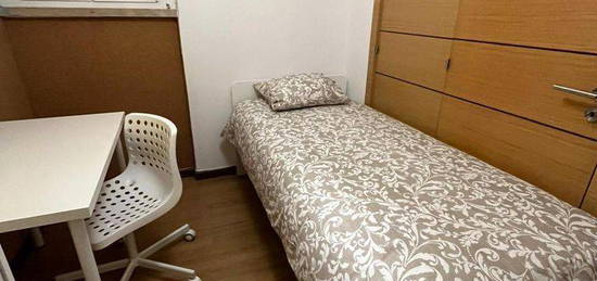 527149 - Quarto com cama de solteiro em...