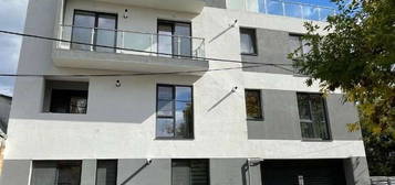 Apartament de inchiriat - curte - 3 camere - lux !