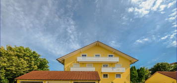 Charmante und großzügige Erdgeschoss-Wohnung
mit großer Terrasse und Gartenanteil
Aidenbach - Land