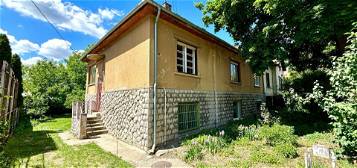Eladó Dombóváron 3 szobás, kertkapcsolatos lakás