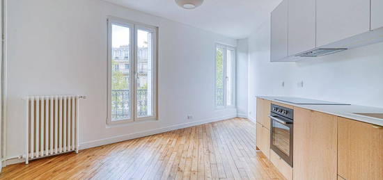 Appartement lumineux à deux pas de la mairie du 18ème à Paris