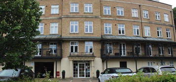 Flat to rent in Rhodes Court, Bromley BR2