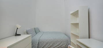 544260 - Quarto com cama de casal em...