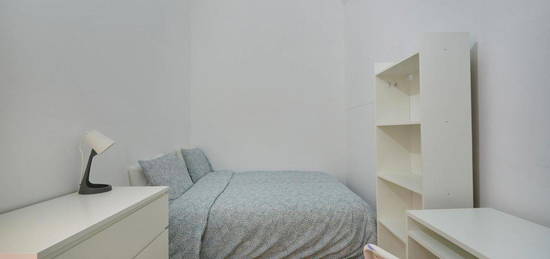 544260 - Quarto com cama de casal em...