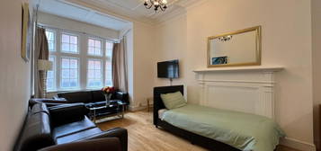 Flat to rent in Hornton Street, London W8