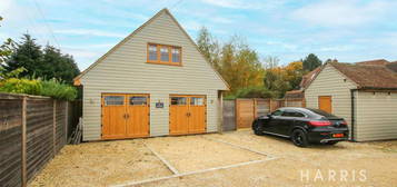 2 bedroom detached house