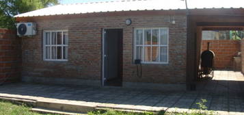Casa Con Pileta, En Alquiler En Lavalle