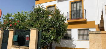 Casa adosada de alquiler en Sanlúcar la Mayor