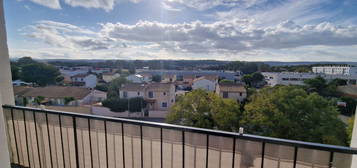 Marignane, le Parc Méditerranée appartement de type 2 en 4 étage sans ascenseur avec balcon + loggia + cave