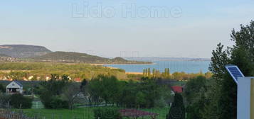 BALATONI PANORÁMÁS családi ház eladó BALATONEDERICSEN pincével.