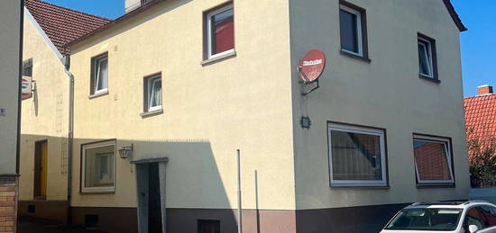 Großzügiges Einfamilienhaus mit neben Gebäude Scheune und Hof