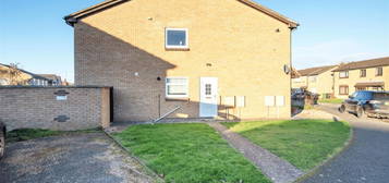 Maisonette to rent in Weldon Close, Wellingborough NN8