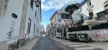 Prédio localizado na rua da Matemática, na zona histórica de Coimbra