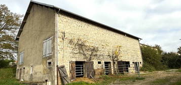 EN EXCLUSIVITE ! très belle grange auvergnate et hangar sur 10 260 m² de terrain 69 900 €