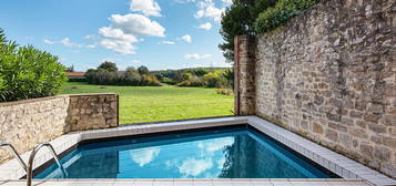 Maison avec piscine et garage dans un village au bord de l'Aveyron