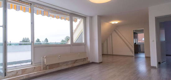 Familientraum: Helle geräumige 4-Zimmer Maisonette-Dachgeschoss-Wohnung in Seenähe mit Balkon /Miete