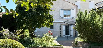 Maison de ville P6 RIOM, avec deux garages, dépendances et très beau jardin