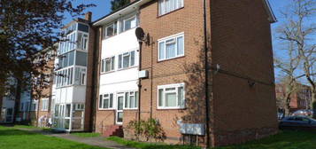 Flat to rent in Stonegrove, Edgware HA8