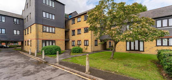 Flat for sale in Greenford Avenue, London W7