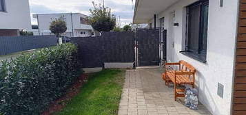 Stilvolle Erdgeschoss-Wohnung mit Terrasse, Garten und 2 Carports