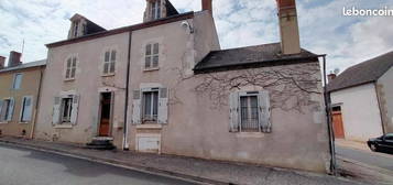 Maison de caractère de 181 m2 à rénover avec tourelle en bois et cour fermée