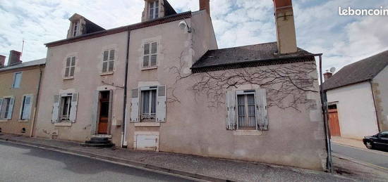 Maison de caractère de 181 m2 à rénover avec tourelle en bois et cour fermée