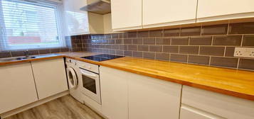 Flat to rent in Carlton Close, Upminster RM14