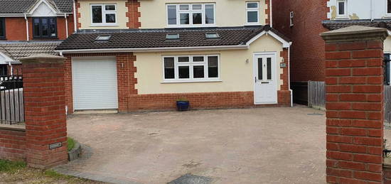 5 bed detached house to rent