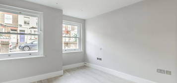 Flat to rent in Gayford Road, Shepherd's Bush, London W12