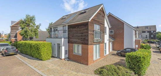 5 bedroom link detached house