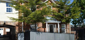 Maisonette for sale in High Wycombe, Buckinghamshire HP11