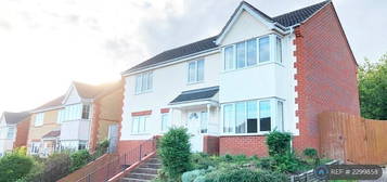 6 bedroom detached house