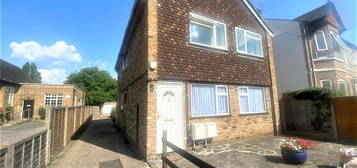 Maisonette to rent in Waterloo Road, Uxbridge UB8