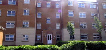 Flat to rent in Pickfords Gardens, Slough SL1