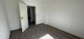 Renovierte 3 Zimmer DG Wohnung (63qm) mit guter Verkehrsanbindung - WG Geeignet