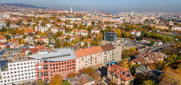 Eladó a Tabán mellett, az I. kerületben egy kétszobás, hangulatos, világos, csendes, panorámás, felújított erkélyes lakás.