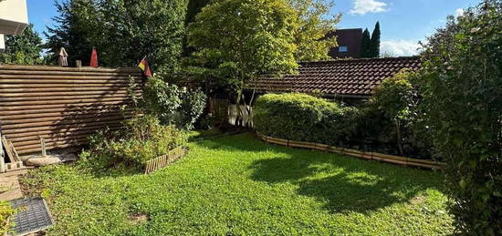 Sonnige Erdgeschoßwohnung mit Gartenoase und  2 Carportstellplätzen