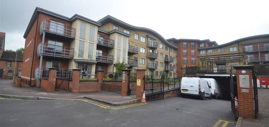 Flat to rent in Jubilee Square, Reading RG1