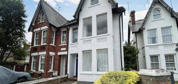 5 bedroom semi-detached house to rent