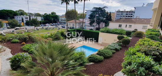 Appartement à Mandelieu centre, piscine, terrasse, garage double