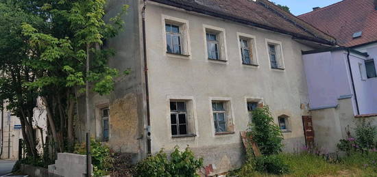 Haus zu verkaufen mit Grundstück in Sulzbach-Rosenberg.