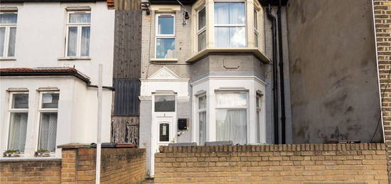 Flat to rent in Dunton Road, Leyton E10