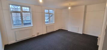 Maisonette to rent in High Street, West Wickham BR4