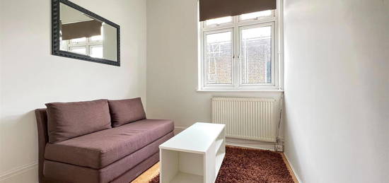 Flat to rent in Fulham Palace Road, Hammersmith, London W6