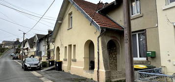 Maison rénovée de 84 m2 SH avec 2 jardins à Montcy notre dame 1 mn de la voie verte.