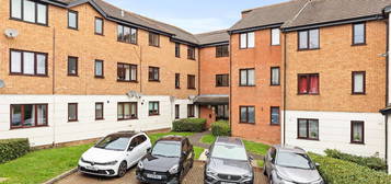 Flat to rent in Parrotts Field, Hoddesdon EN11