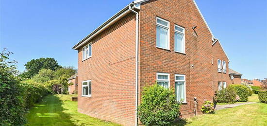 Flat to rent in Moggs Mead, Petersfield GU31